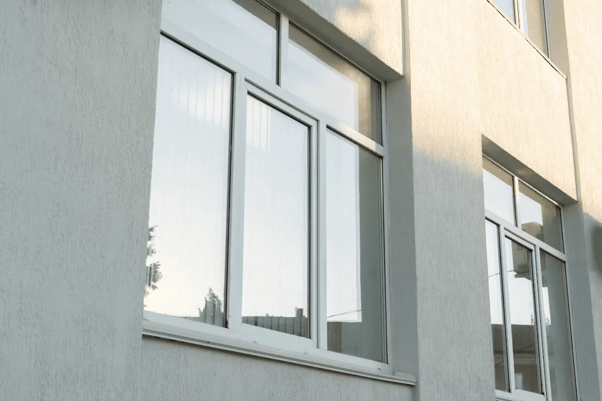 Which type of glass should technicians choose in each situation? An infographic from SGQ Khlong Sam