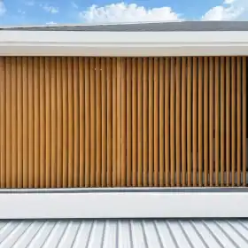 SGQ Project: Black Horizontal Wood-Grain Aluminum Sunshade Above the Window, Paired with a Wood-Grain Slatted Wall